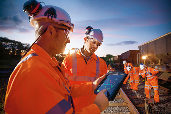 Railway workers with a tablet (photo)