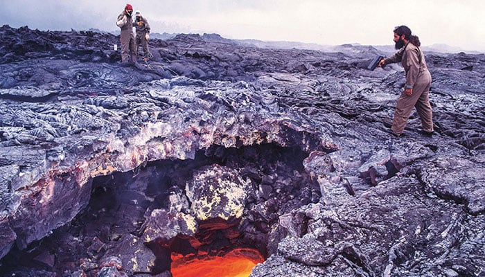 Research at an active volcano (photo)