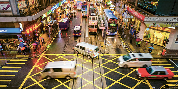 Street crossing in Hong Kong (photo)