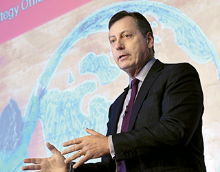 Man standing at a presentation (photo)