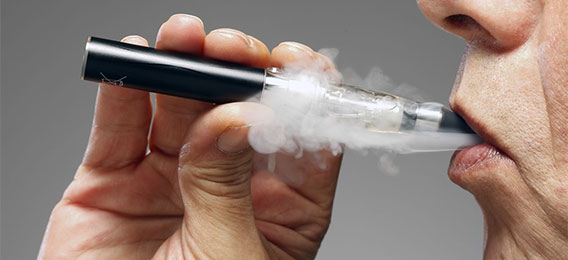 Close-up of a person smoking an e-cigarette (photo)