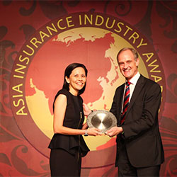 Sharon Ooi receiving the 2014 Employer of the Year award (photo)