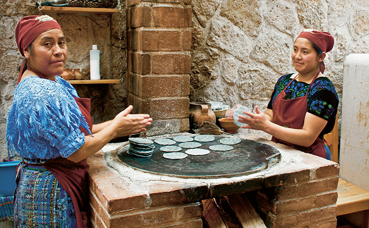 Two female entrepreneurs in Guatemala in their own bakery shop (photo)