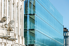 Modern conference building with all glass fronts (photo)