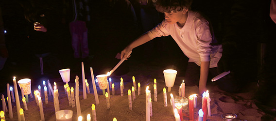 Lighting candles in remembrance of the first anniversary of Hurricane Sandy on 29 October 2013 (photo)