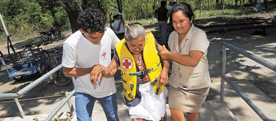 Residents of Bajo Lempa, the delta region of El Salvadorʼs Lempa River, receive training from the Swiss Red Cross in emergency evacuation. (photo)