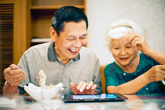 Chinese elderly people working with an iPad (photo)