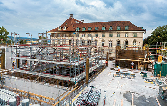 New and old: Swiss Re Next is taking shape, watched over by our original headquarter building from 1913 (photo)