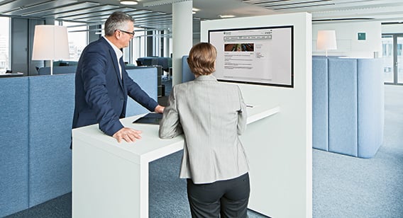 A man and a women looking at a monitor (photo)