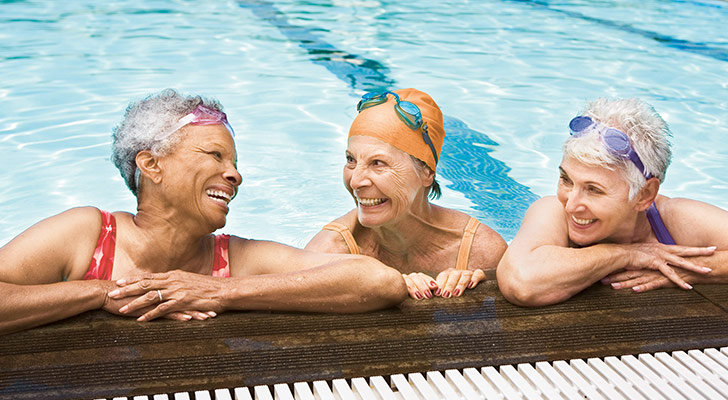 Three elderly ladies in a pool (photo)
