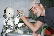 Man restling a robot hand (photo)