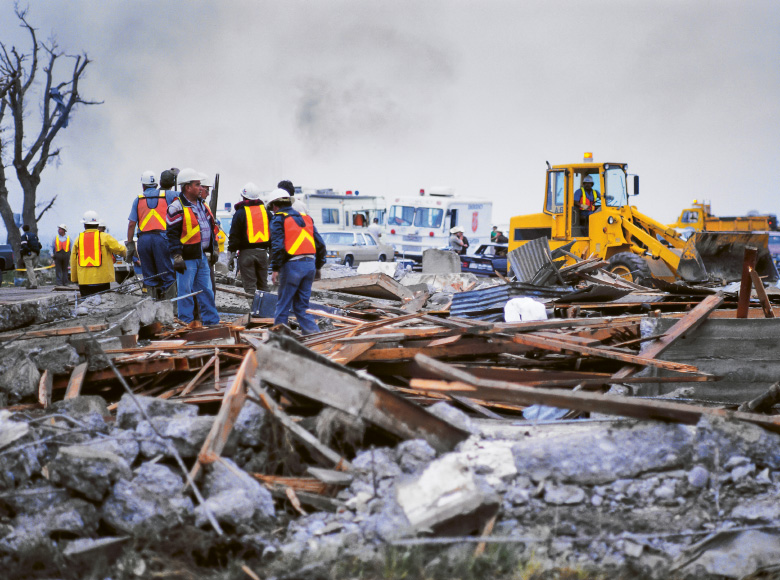 Rescue workers on the debris of a collapsed building (photo)