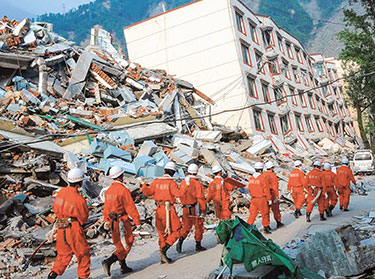 Reinsurance – Worker in front of ruins (photo)