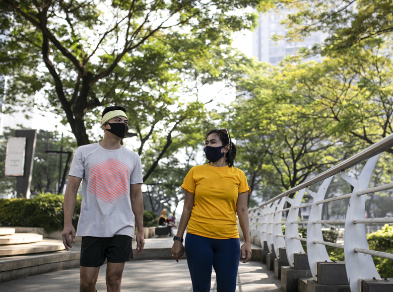 Two joggers wearing masks (photo)