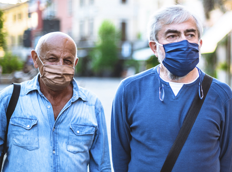 Two elderly people in masks (photo)